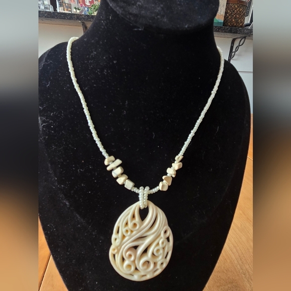 Jewelry - Elegant Cream Beaded Necklace